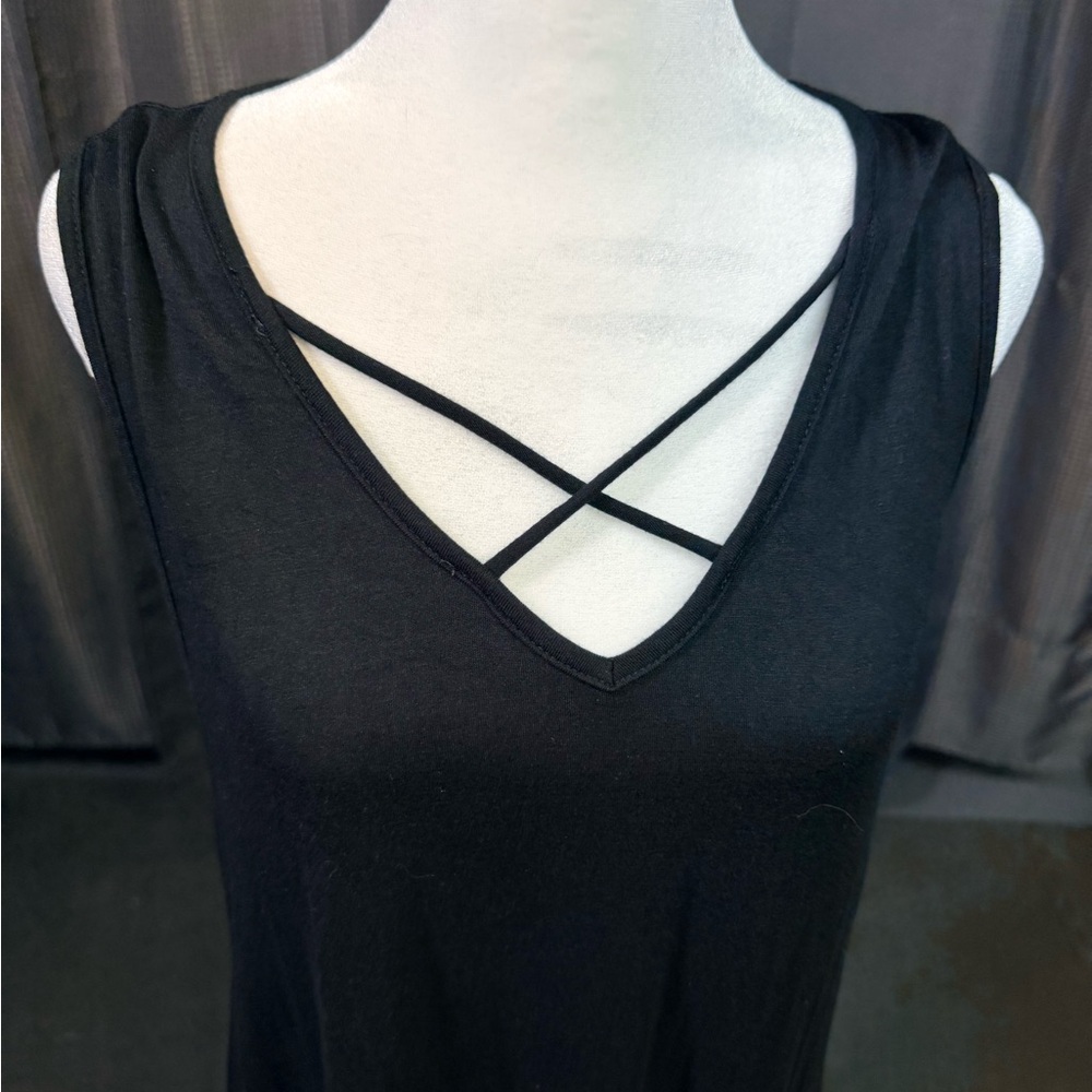 Sophisticated Black Maxi Dress with Crossed Straps